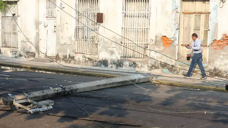 Tráiler derriba postes